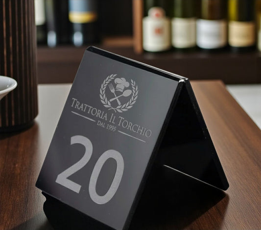 Cavalierino Segnatavolo/Menù in Plexiglass Specchiato NERO con Incisione Laser Personalizzata