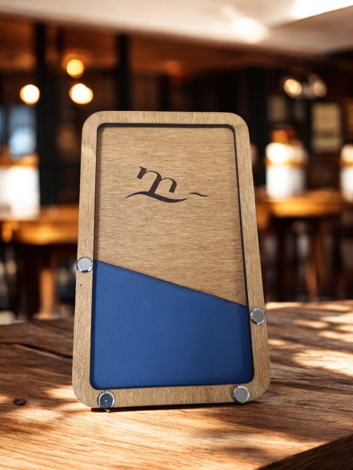 portaconto con ecopelle blu porta ricevuta Portaconto in legno personalizzato – Eleganza artigianale per la tua attività