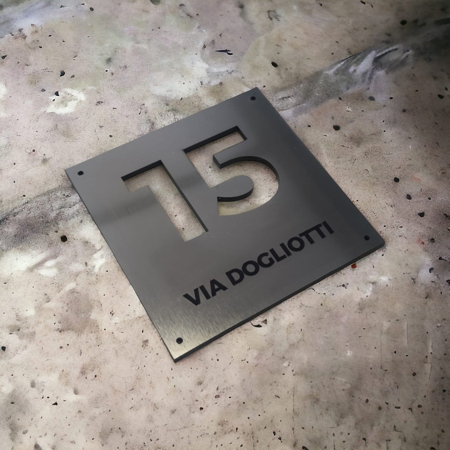 numero civico in abs effetto acciaio con numero traforato e via incisa al laser moderno stile elegante