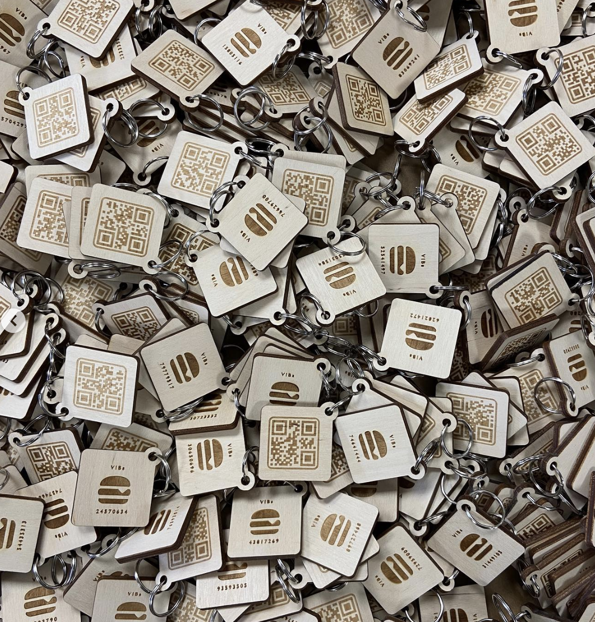 Portachiavi in legno quadrati con qr code e logo con incisione laser Portachiavi personalizzato - Portachiavi Hotel - Portachiavi in legno - Portachiavi in pioppo- Portachiavi Inciso Airbnb Hotel