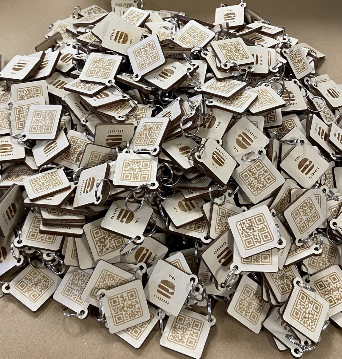 Portachiavi in legno quadrati con qr code e logo con incisione laser Portachiavi personalizzato - Portachiavi Hotel - Portachiavi in legno - Portachiavi in pioppo- Portachiavi Inciso Airbnb Hotel