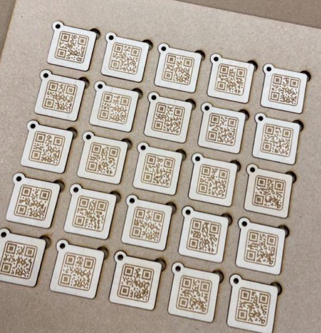 Portachiavi in legno quadrati con qr code e logo con incisione laser Portachiavi personalizzato - Portachiavi Hotel - Portachiavi in legno - Portachiavi in pioppo- Portachiavi Inciso Airbnb Hotel