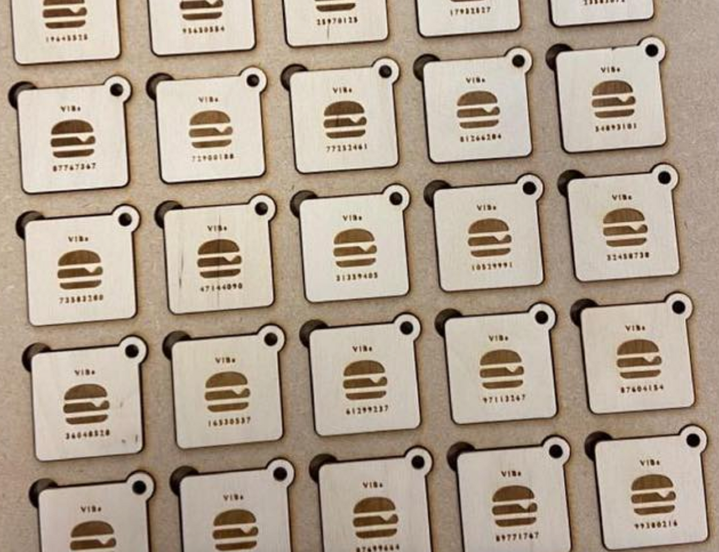 Portachiavi in legno quadrati con qr code e logo con incisione laser Portachiavi personalizzato - Portachiavi Hotel - Portachiavi in legno - Portachiavi in pioppo- Portachiavi Inciso Airbnb Hotel