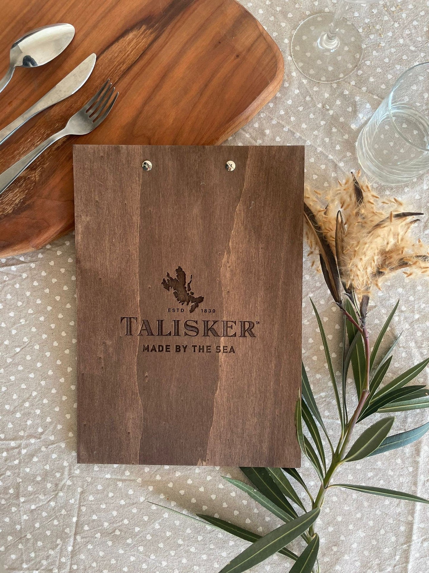 menu in legno personalizzati in legno con incisione laser fatti a mano portamenu su misura per ristorante pub bar formato a5