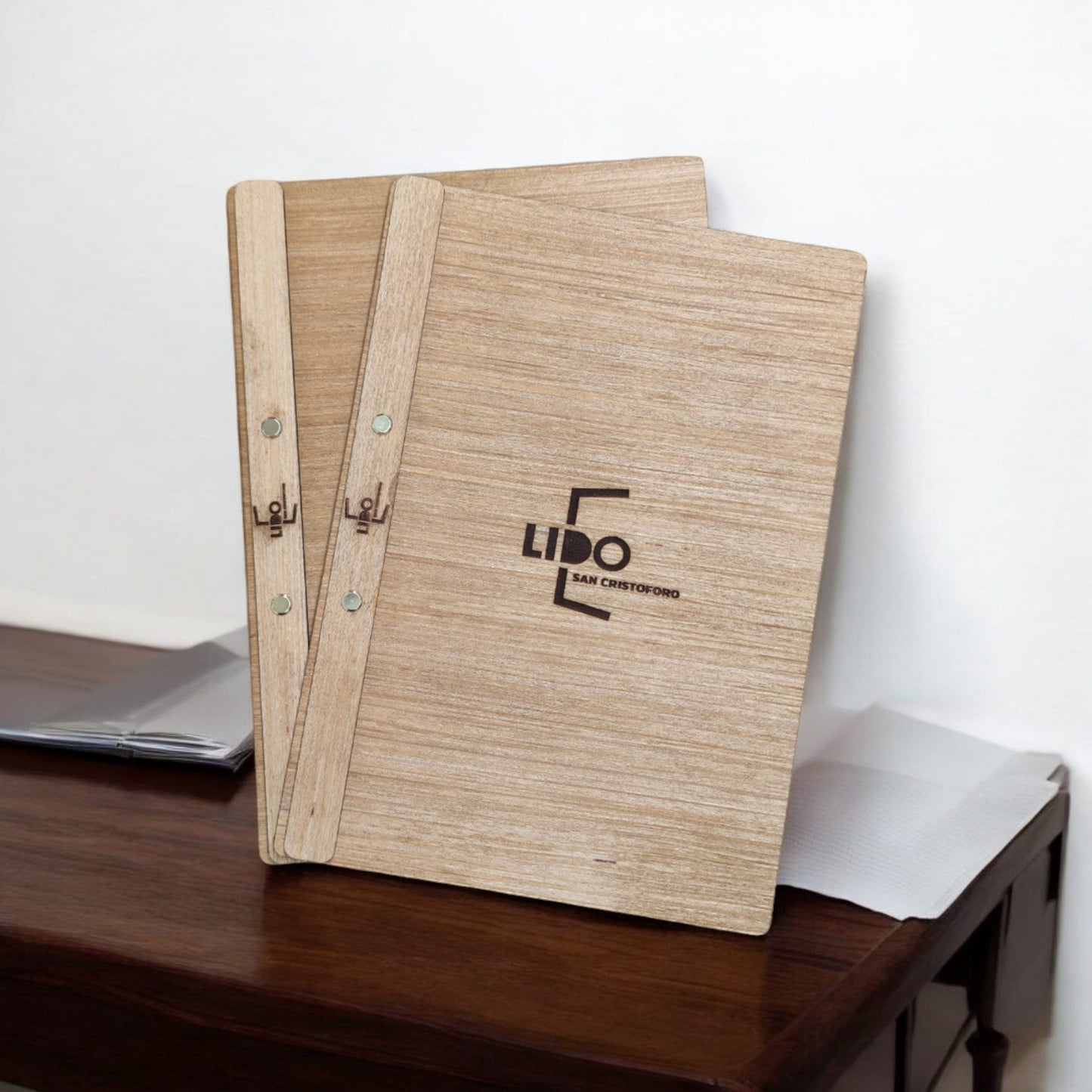 portamenu in legno a4 con ferma bacchetta in legno con incisione laser