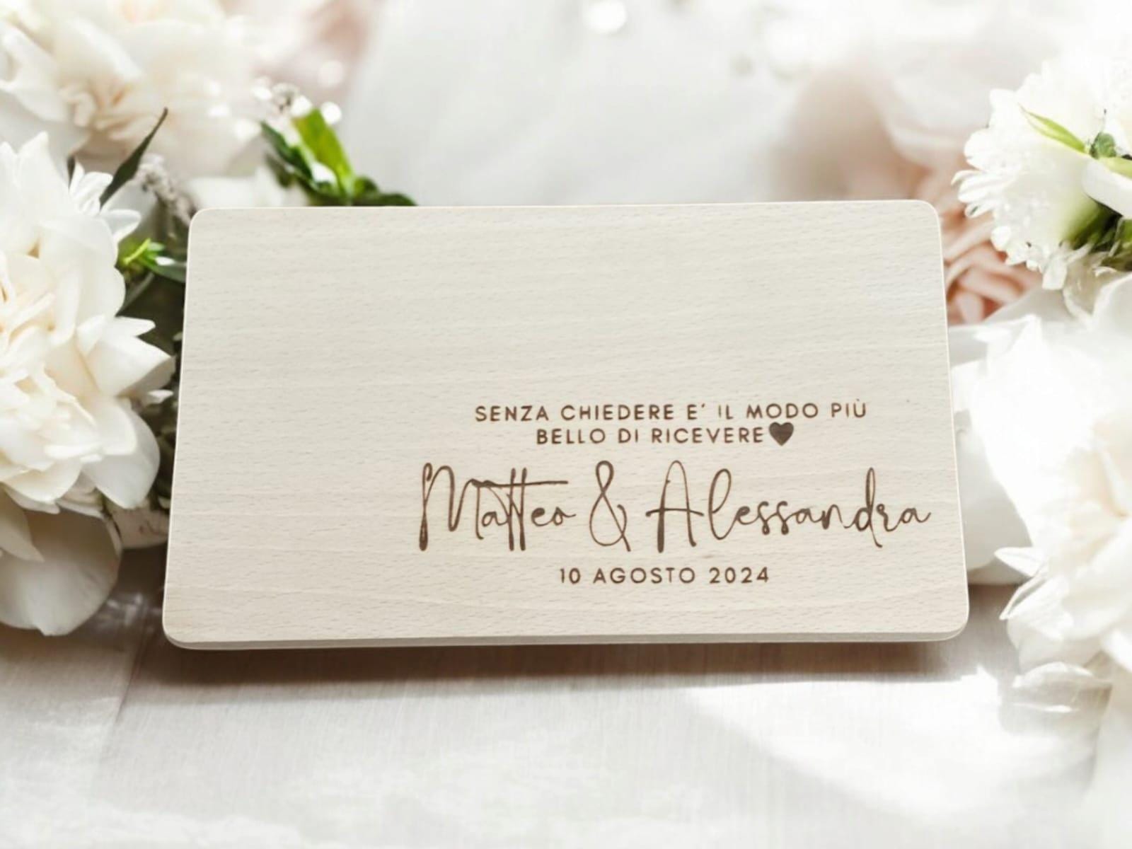 tagliere in legno ideale come bomboniera rustica o regalo idea regalo personalizzato con incisione laser