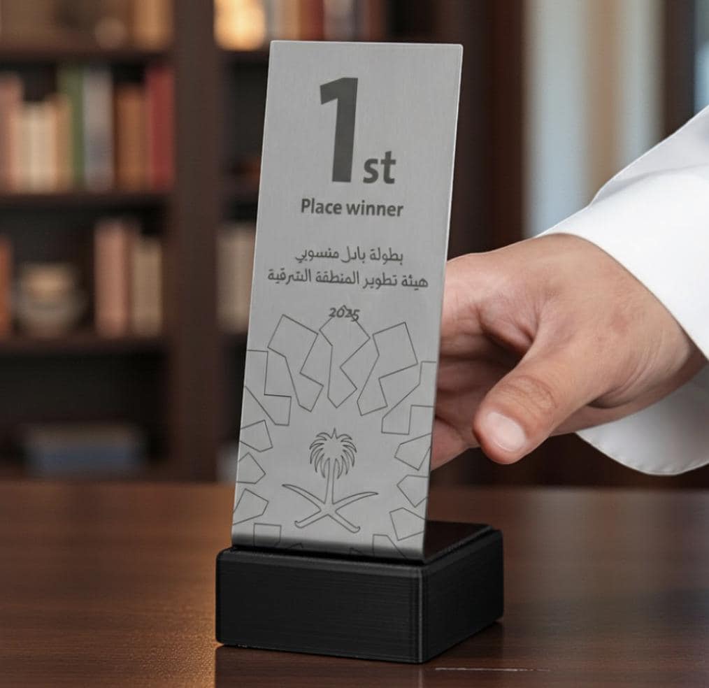 placca totem con base nera bianco bronzo , premio quadrato personalizzato abbinato a cornice flessibile in ottone, targa moderna
