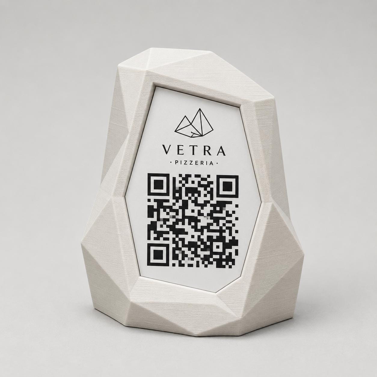Portamenu QR Code Design Low-Poly | Supporto da Tavolo azzurro Stampa 3D e Targhetta Incisa | Segnatavolo Personalizzato Hotel Pizzeria
