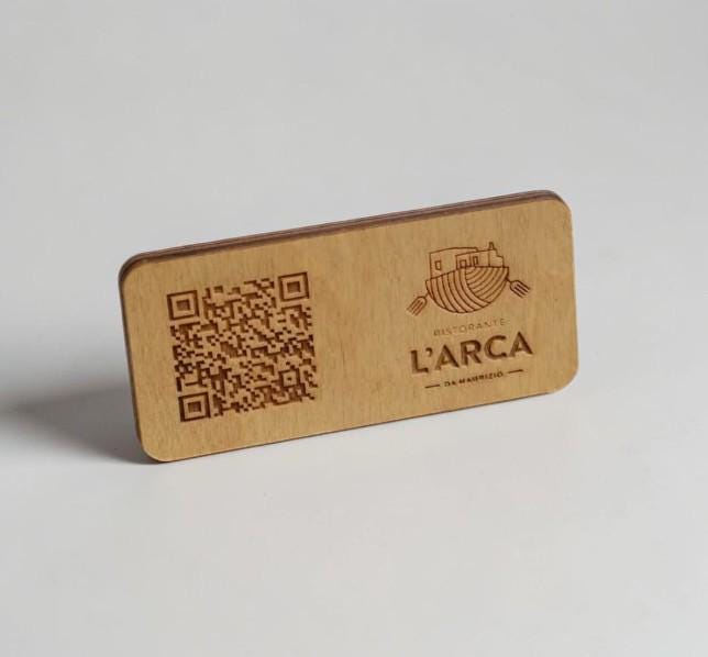 targhetta in legno noce con incisione logo ristorante personalizzato, segnatavolo inciso laser per menu digitale ristorante bar hotel