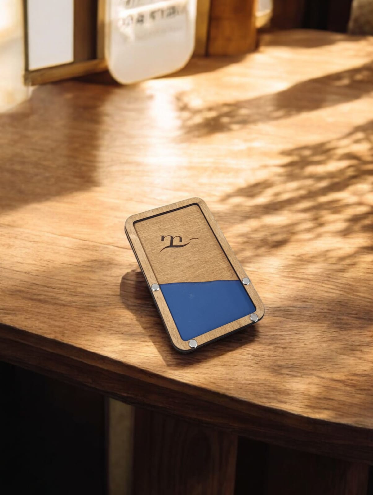 portaconto con ecopelle blu porta ricevuta Portaconto in legno personalizzato – Eleganza artigianale per la tua attività