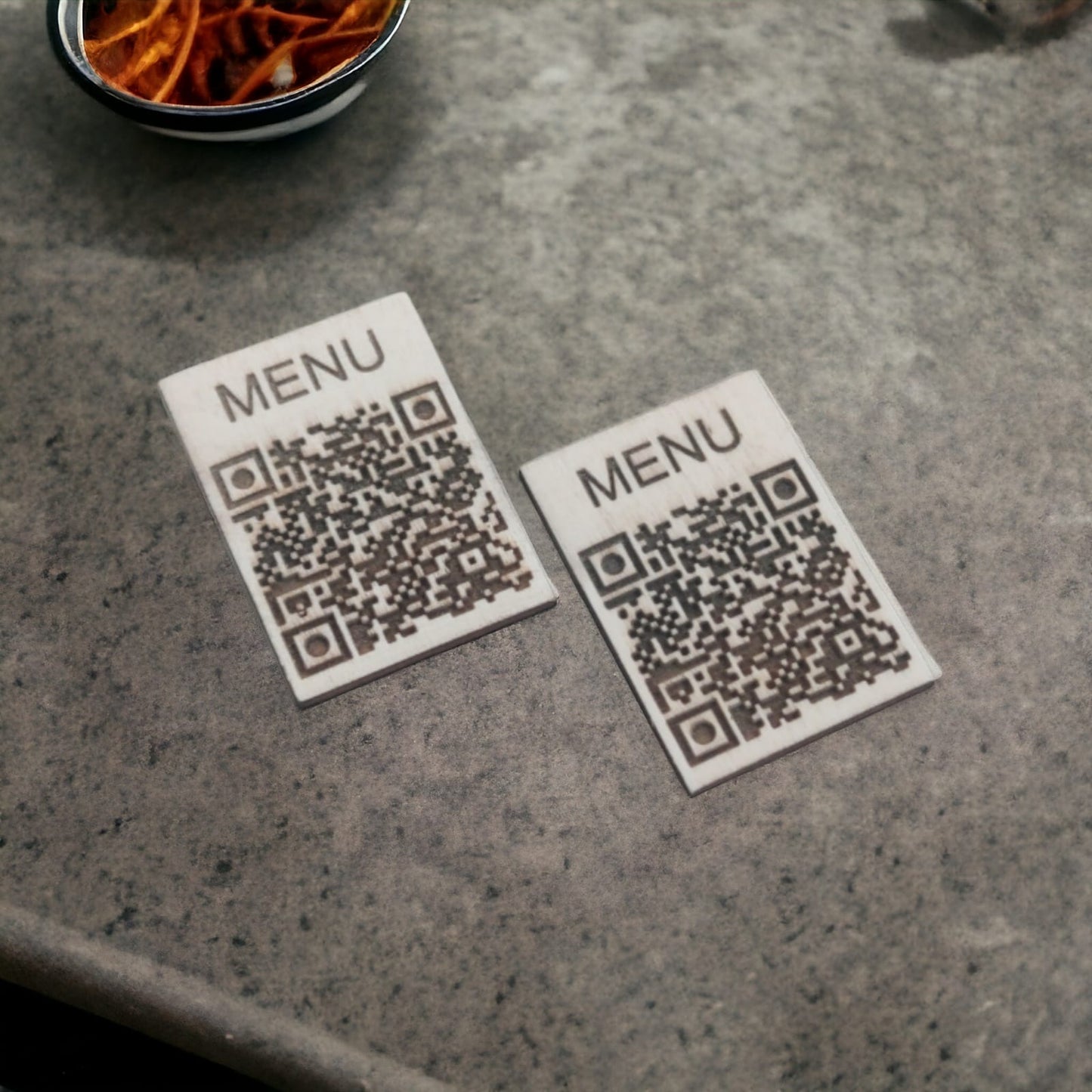 qr code in legno con incisione personalizzata logo per ristorante bar pub locale rustico
