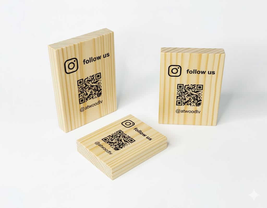Totem in legno con QR Code inciso seguici su instagram e inciso al laser follow us instagram tik tok facebook