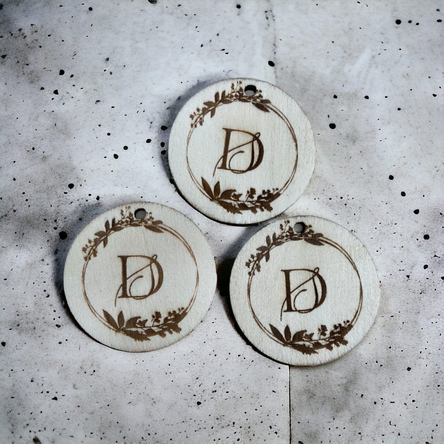 Tag in Legno Personalizzati per Matrimonio: Dettagli Incisi per un Giorno Speciale personalizzate in legno con incisione laser senza cordino