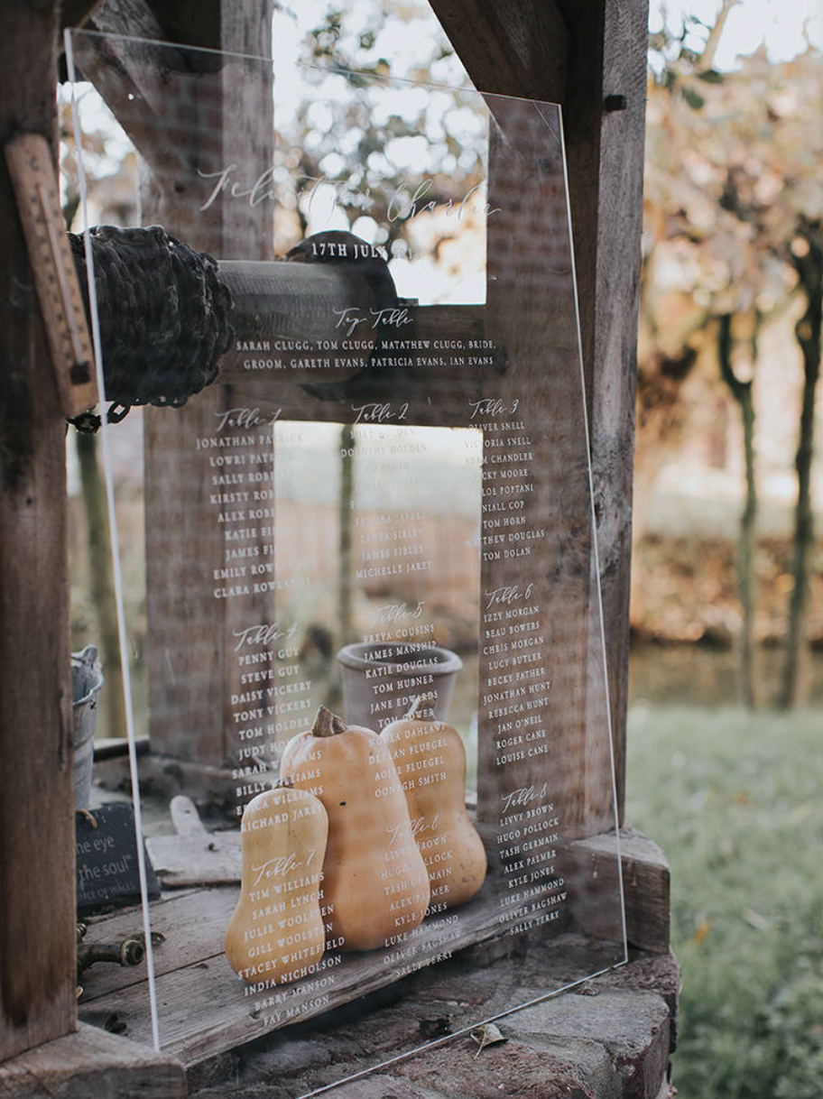 Tableau de mariage in plexiglas con incisione laser bianca insegna in plexiglas per matrimonio rustica Insegne Da Sposa Stand. Display da pavimento