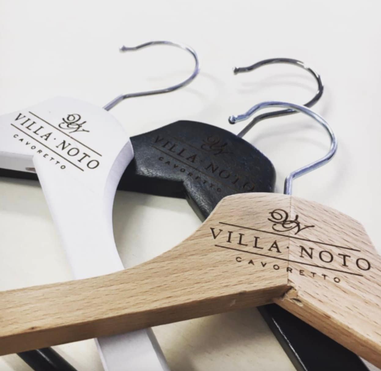 appendipanni stampelle legno in legno naturale personalizzate con incisione laser logo per negozi eventi matrimonio bnb