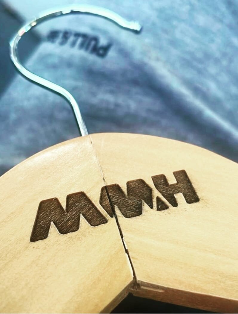 appendipanni stampelle legno in legno naturale personalizzate con incisione laser logo per negozi eventi matrimonio bnb
