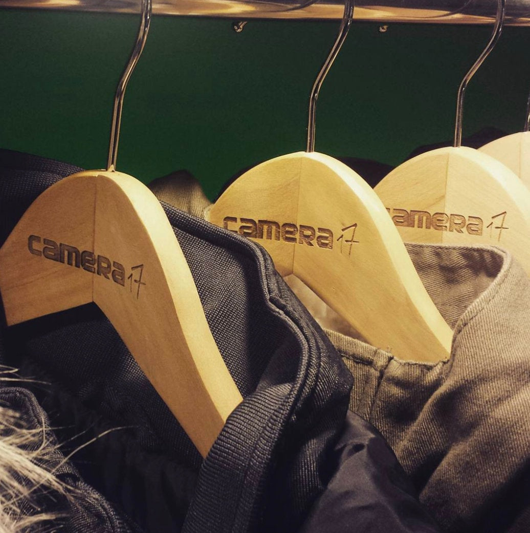 appendipanni stampelle legno in legno naturale personalizzate con incisione laser logo per negozi eventi matrimonio bnb