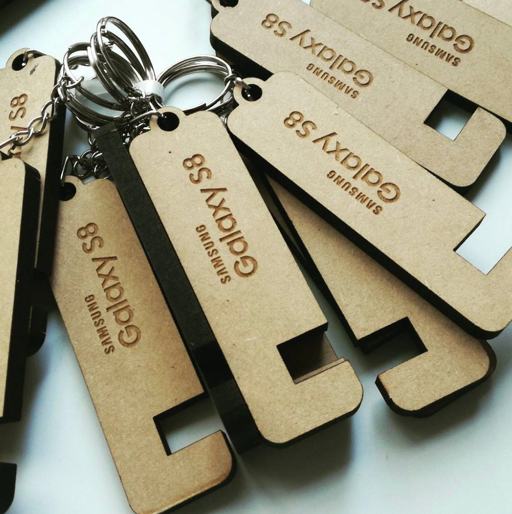 portatelefono personalizzato portachiavi gadget - Portachiavi Hotel - Portachiavi in legno - Portachiavi in mdf Inciso