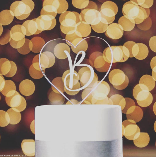 cake topper personalizzato in plexiglas con incisione laser dedica scritta date con incisione laser bianca a forma di cuore cuore plexiglas