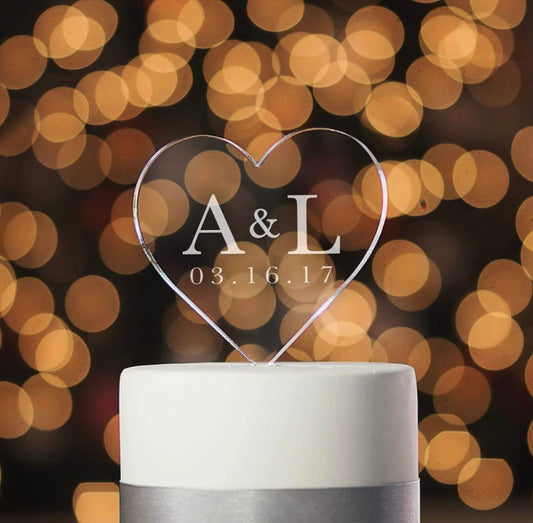 cake topper personalizzato in plexiglas con incisione laser dedica scritta date con incisione laser bianca a forma di cuore cuore plexiglas