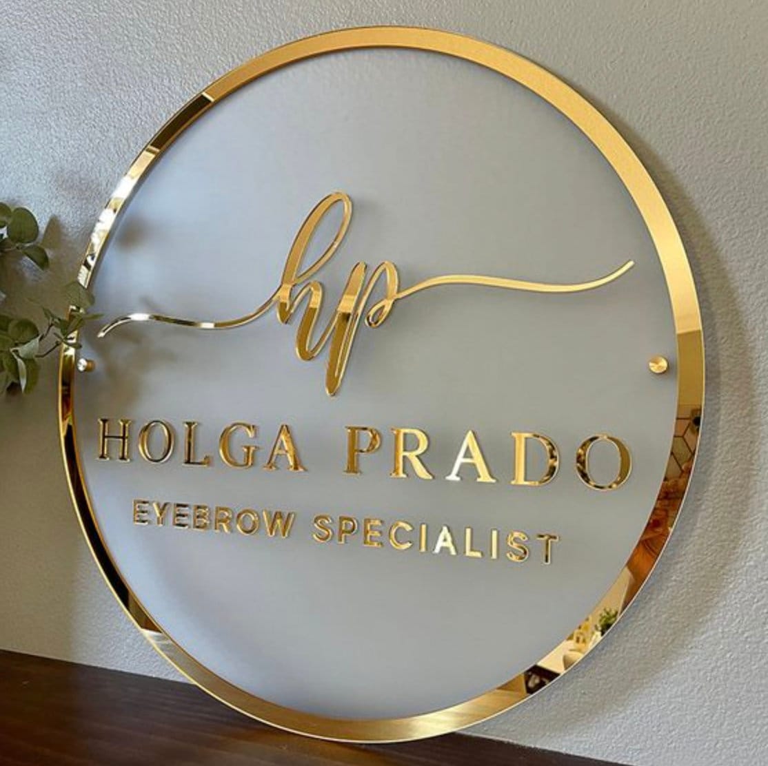 insegna in plexiglas cerchio tonda personalizzata con il tuo logo ristoranti, hotel per interni ed esterni color oro lettere rilievo