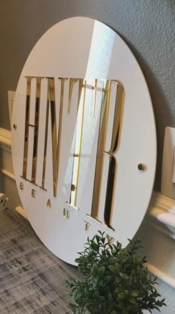 insegna in plexiglas cerchio tonda personalizzata con il tuo logo ristoranti, hotel per interni ed esterni color oro lettere rilievo