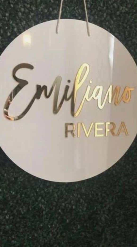 insegna in plexiglas cerchio tonda personalizzata con il tuo logo ristoranti, hotel per interni ed esterni color oro lettere rilievo