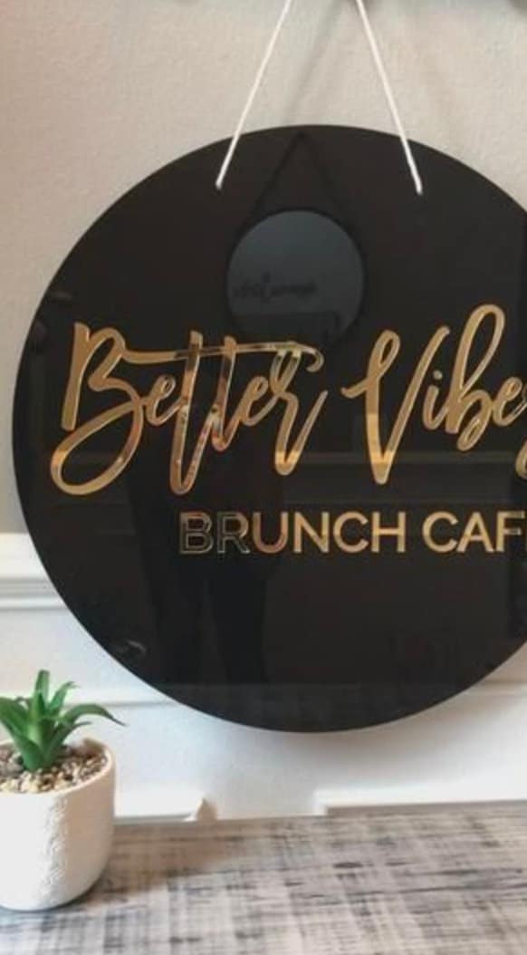 insegna in plexiglas cerchio tonda personalizzata con il tuo logo ristoranti, hotel per interni ed esterni color oro lettere rilievo