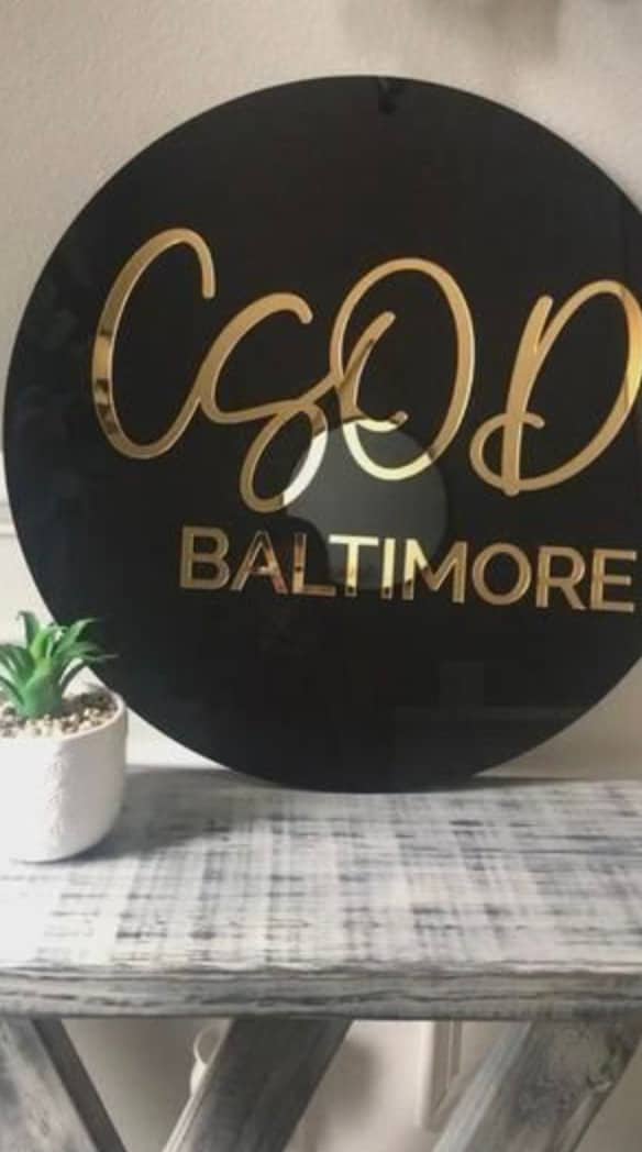 insegna in plexiglas cerchio tonda personalizzata con il tuo logo ristoranti, hotel per interni ed esterni color oro lettere rilievo