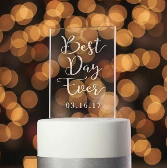 cake topper personalizzato in plexiglas con incisione laser dedica scritta date con incisione laser bianca