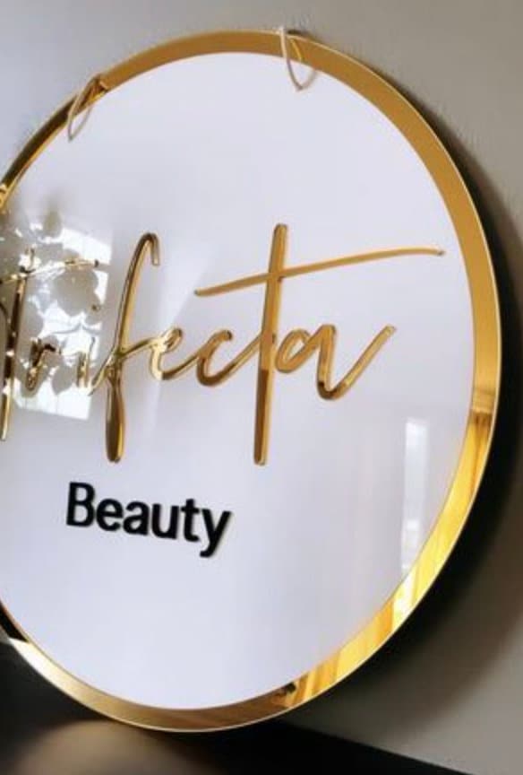 insegna in plexiglas cerchio tonda personalizzata con il tuo logo ristoranti, hotel per interni ed esterni color oro lettere rilievo