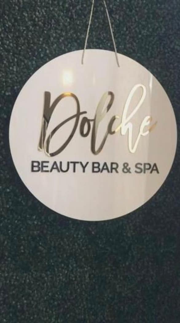 insegna in plexiglas cerchio tonda personalizzata con il tuo logo ristoranti, hotel per interni ed esterni color oro lettere rilievo