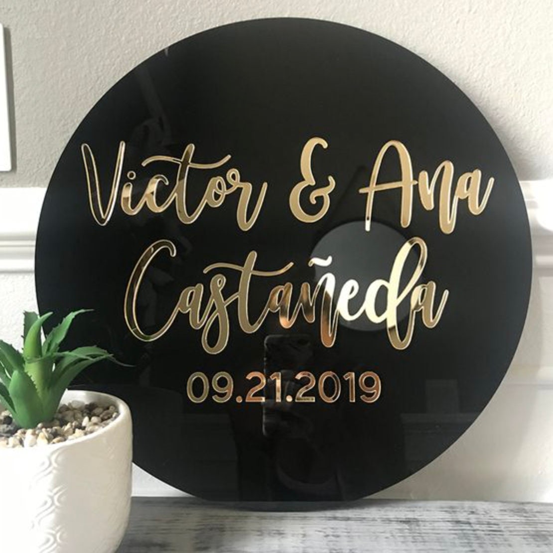 insegna in plexiglas cerchio tonda personalizzata con il tuo logo ristoranti, hotel per interni ed esterni color oro lettere rilievo