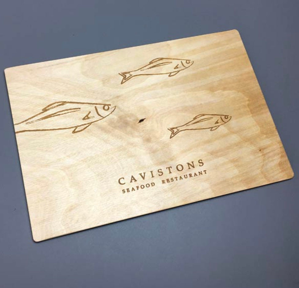 tovaglietta in legno per ristoranti personalizzata con incisione laser del logo bar ristorante bnb hotel legno chiaro o scuro