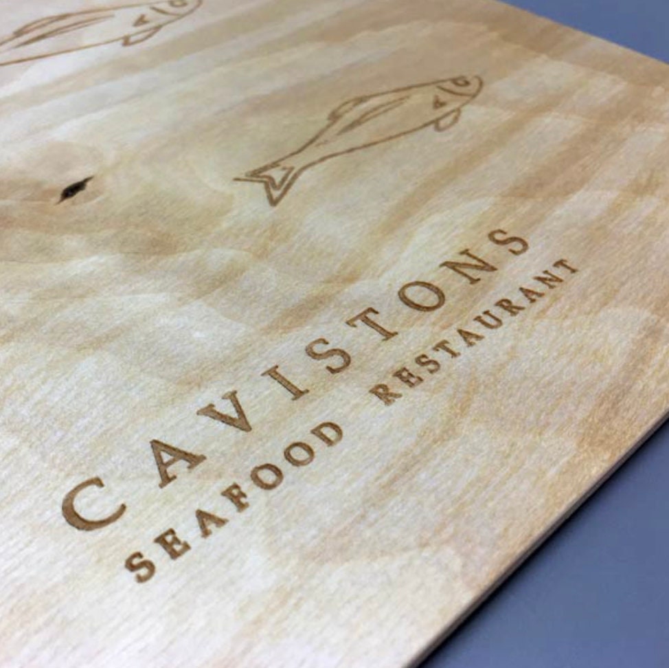 tovaglietta in legno per ristoranti personalizzata con incisione laser del logo bar ristorante bnb hotel legno chiaro o scuro