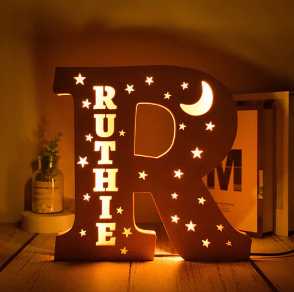 lampada personalizzata con stelle Nome dell'alfabeto in legno personalizzato, segno delle lettere / lampada da comodino, decorazione