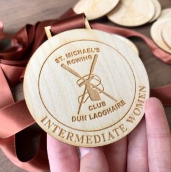 medaglie economiche green econlogiche in legno con incisione laser con nastro cordino per maratona basket calcio evento competizione