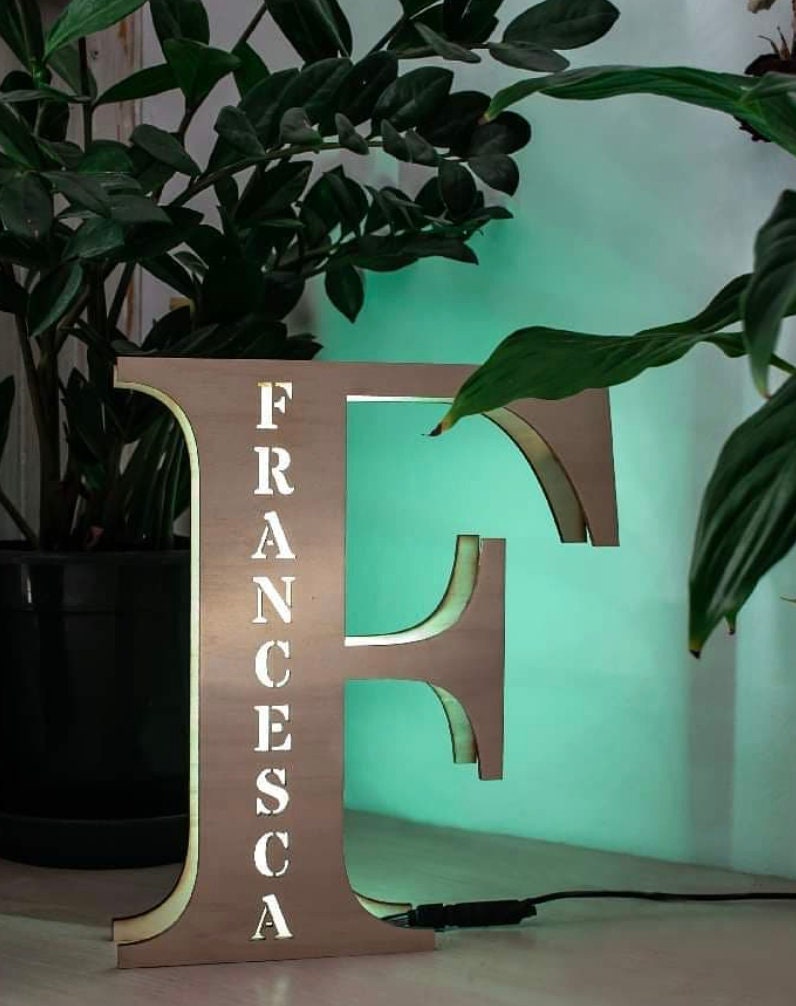 Nome dell'alfabeto in legno personalizzato, segno delle lettere / lampada da comodino, decorazione personalizzata della stanza