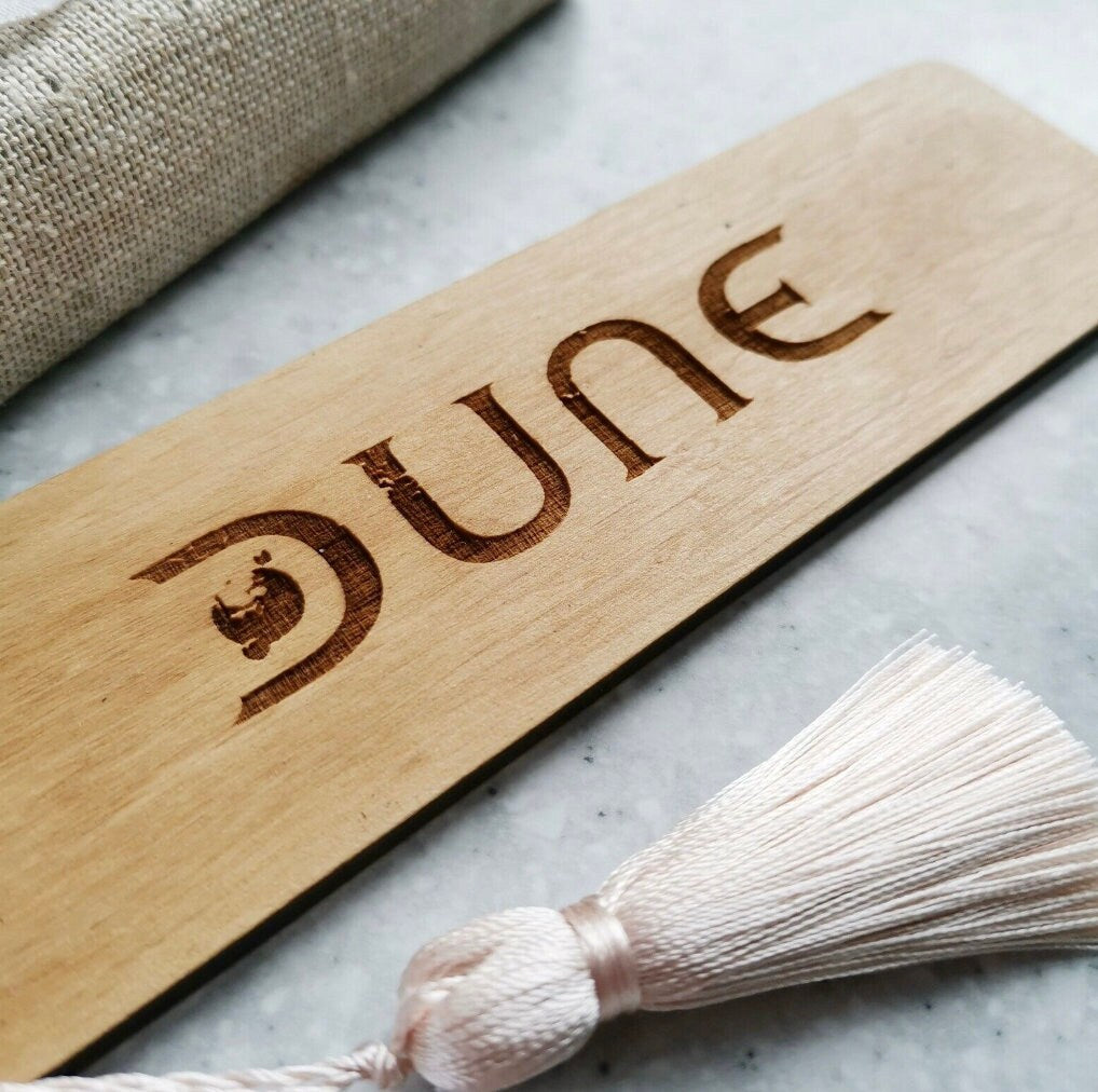 Segnalibro in legno personalizzato con logo o dedica Segnalibro in legno inciso con nappina Segnalibro