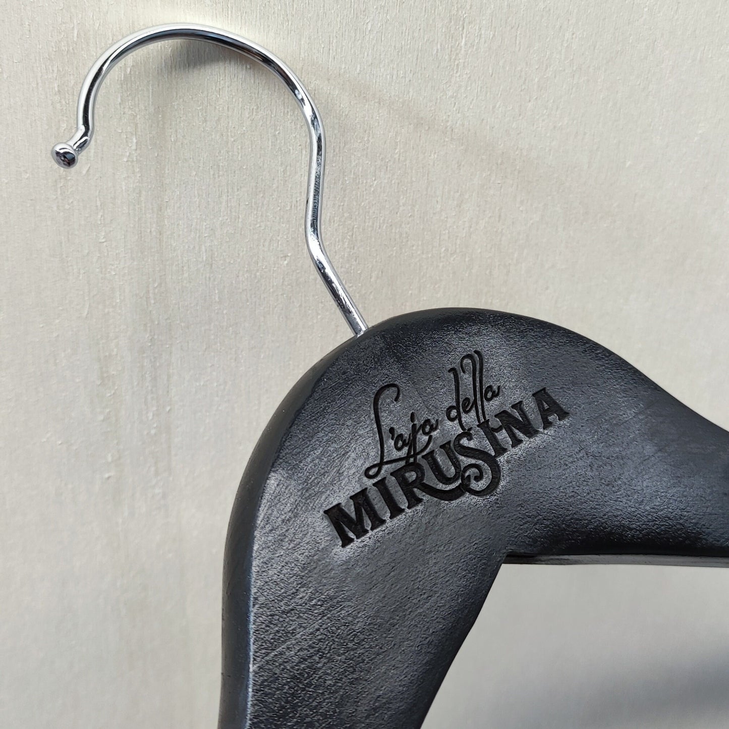 Grucce appendiabiti 20pz in legno grigio personalizzati con incisione laser logo