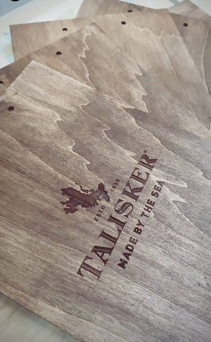 menu in legno personalizzati in legno con incisione laser fatti a mano portamenu su misura per ristorante pub bar formato a5