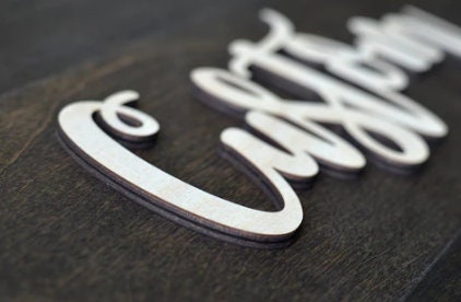 Scritte di legno da appendere con incisione laser, scritte particolari corsivo, scritte legno decorative nomi frasi iniziali logo
