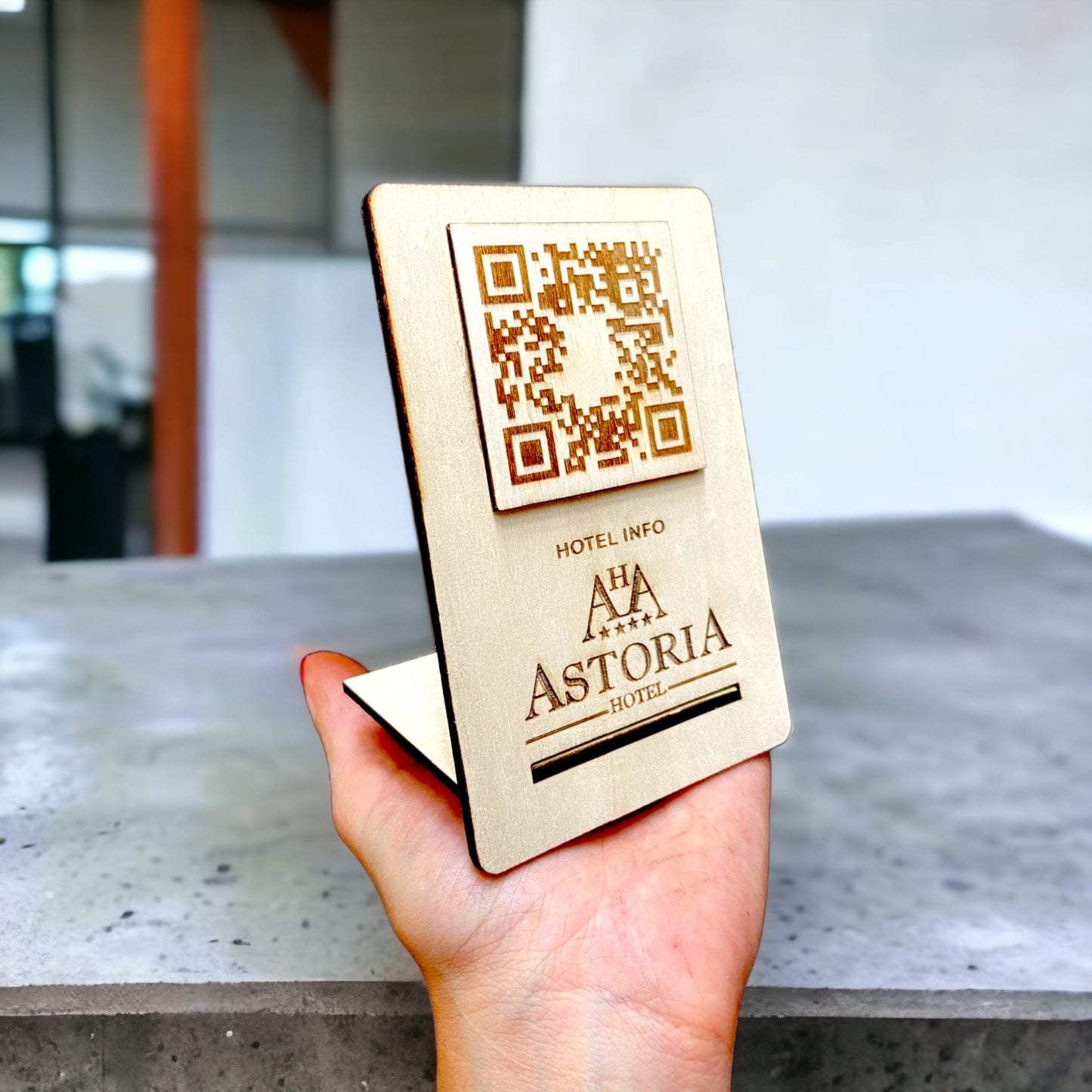 qr code cavaliere in legno con incisione personalizzata logo per ristorante bar pub locale rustico