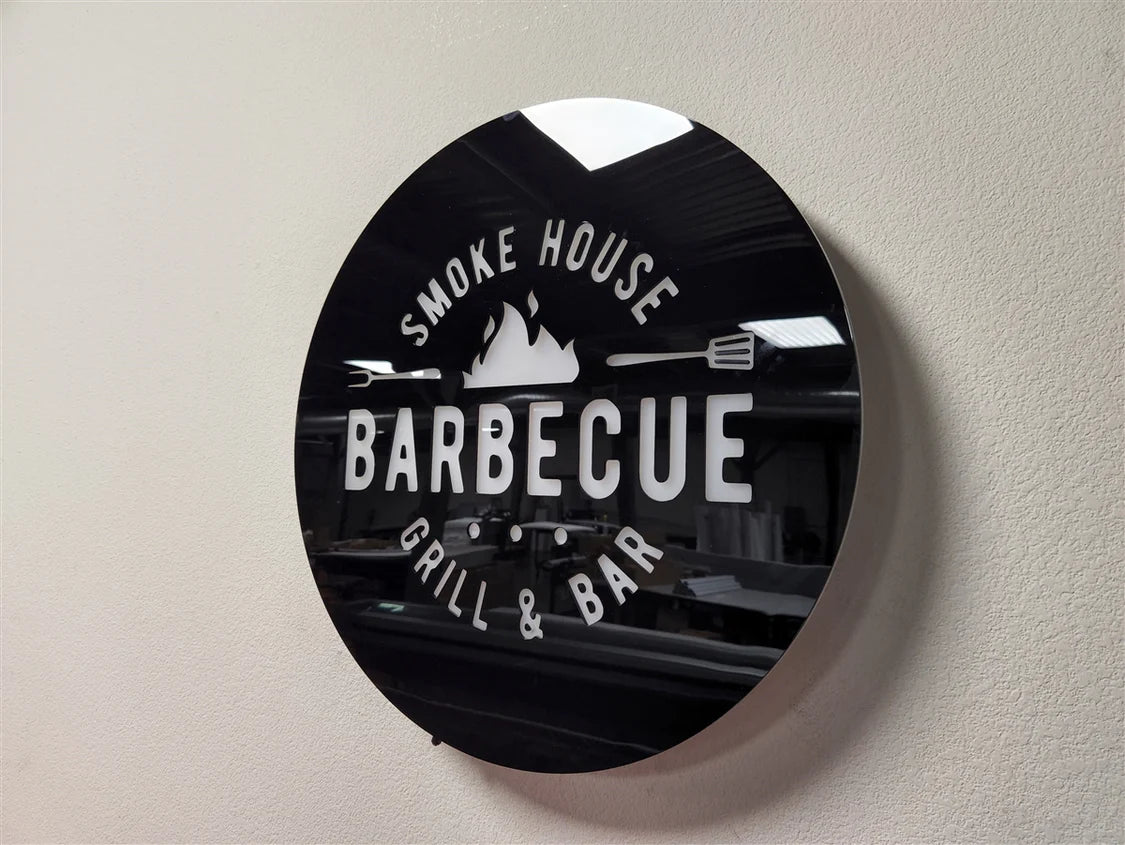 insegna a led retroilluminata in  plexiglas nero con logo insegna neon rgb personalizzata oer negozio locale moderno in plex luminosa