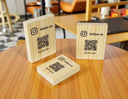 Totem in legno con QR Code inciso seguici su instagram e inciso al laser follow us instagram tik tok facebook