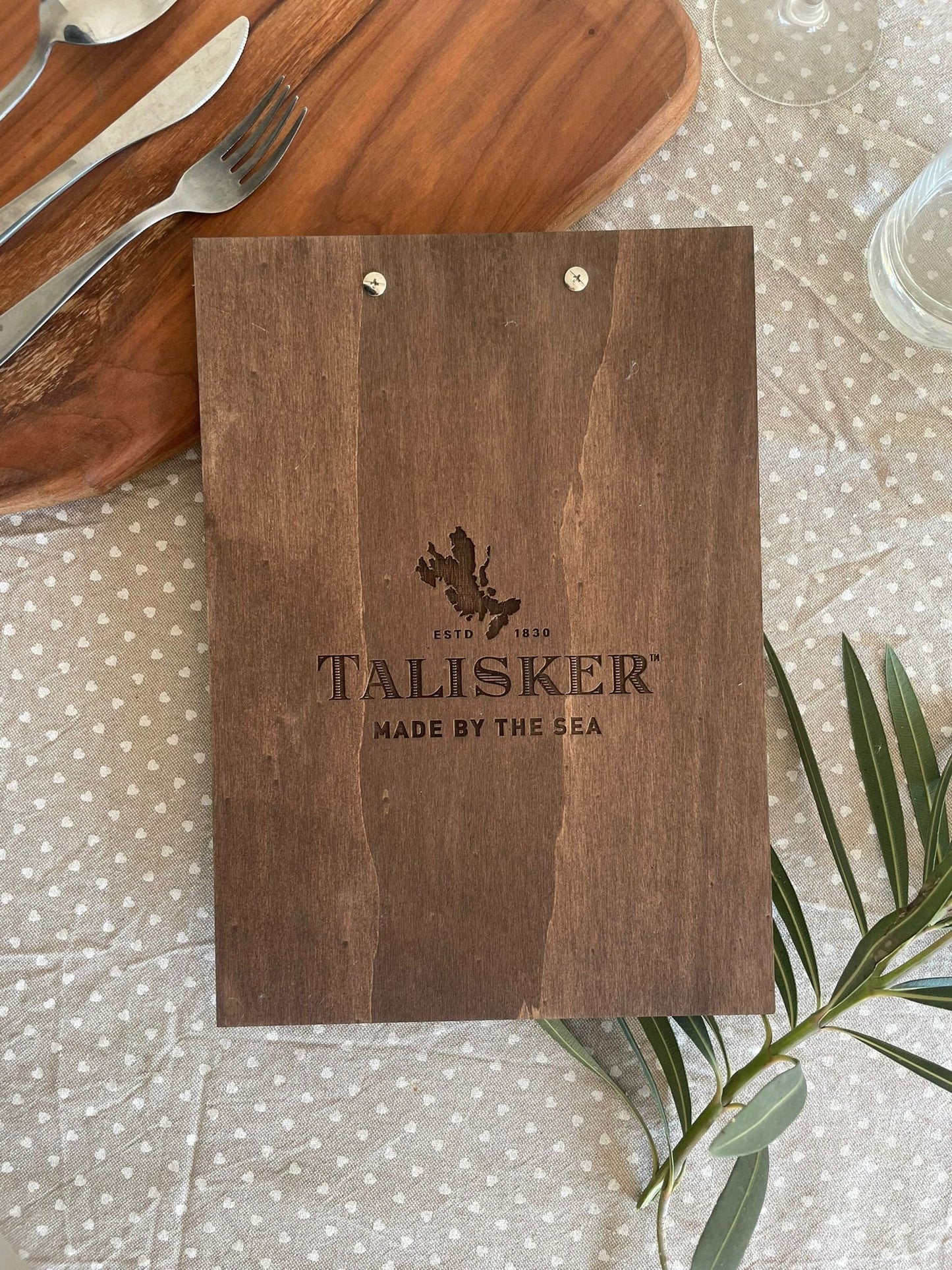 menu in legno  personalizzati in legno con incisione laser fatti a mano portamenu su misura per ristorante pub bar formato a5