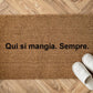 Qui si mangia. Sempre. zerbino Personalizzato in Fibra di Cocco – Incisione Laser – Welcome Mat Ingresso Casa