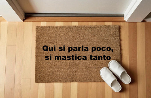 Qui si parla poco, si mastica tanto zerbino Personalizzato in Fibra di Cocco – Incisione Laser – Welcome Mat Ingresso Casa