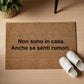 Non sono in casa. Anche se senti rumori.Personalizzato in Fibra di Cocco – Incisione Laser – Welcome Mat Ingresso Casa