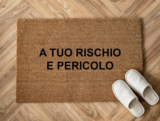 A tuo rischio e pericolo Zerbino Personalizzato in Fibra di Cocco – Incisione Laser – Welcome Mat Ingresso Casa – Idea Regalo